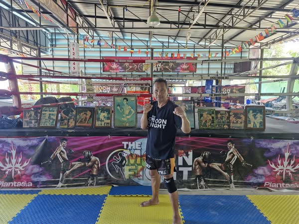 Kru Pong coaching fighters in Koh Phangan